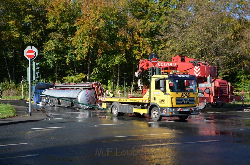 VU Tanklastzug umgestuerzt Huerth Industriestr P368.JPG